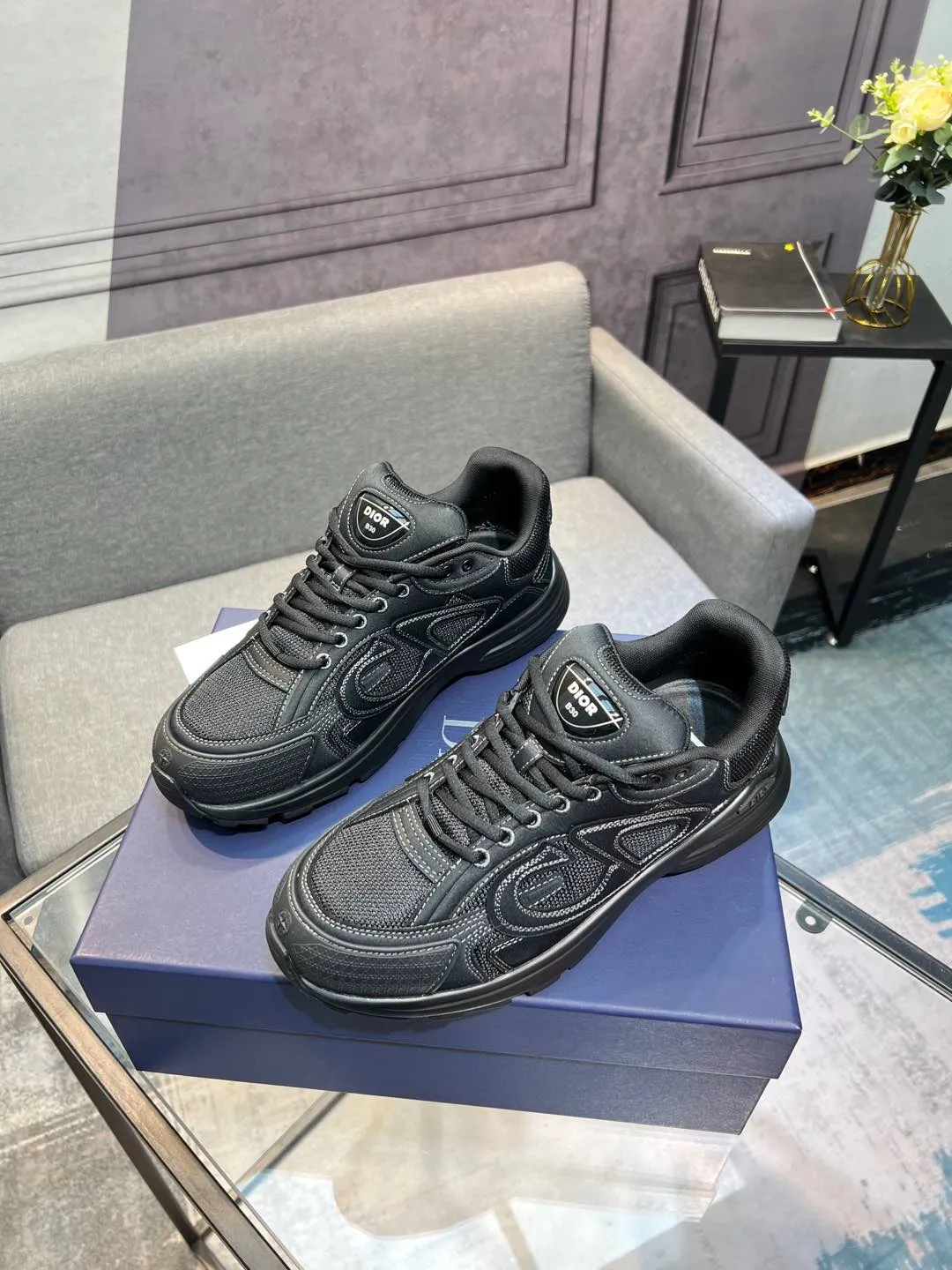 Men's shoes 💰600 high version joint model 🍸 Dior Dior The Island co-branded B30 sneakers follow the trend of the retro market and are Dad Shoes style shoes. The Dior logo on the tongue also indicates that this pair of shoes is the B30 model! B30 uses fine-textured leather and mesh cloth materials to form a shoe body. There are conspicuous letters CD on both sides of the shoe body to indicate the identity. Many lines on the shoe body outline the details, making the shoes look less monotonous and full of retro flavor. ♺ Upper: Original customized technical fabric + mesh ♺ Inner lining: Original customized breathable lining ♺ Outsole: Original molded IP foam + TPU outsole ♺ Heel height: 3.5cm ♺Code number: 39-44 (45 46 customized)
